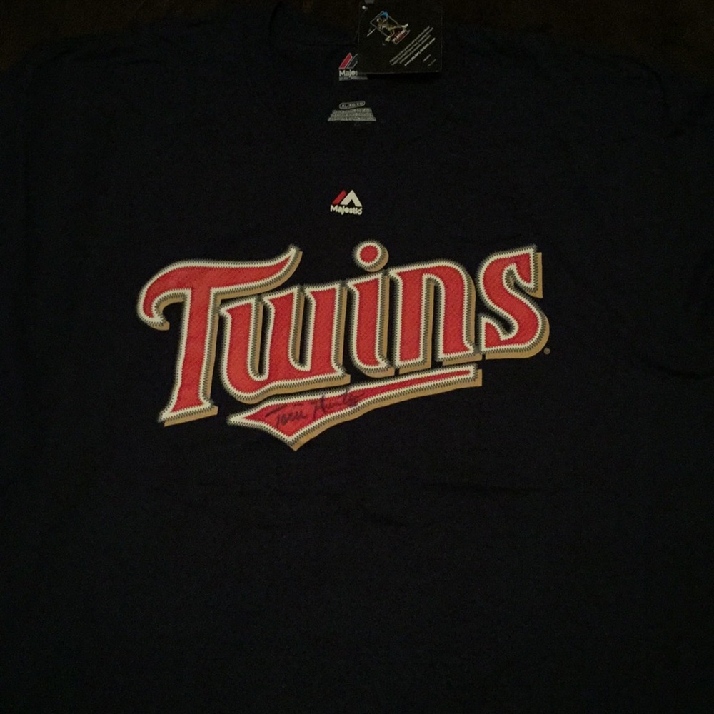 Autographed Torii Hunter Shirt. MN TWINS